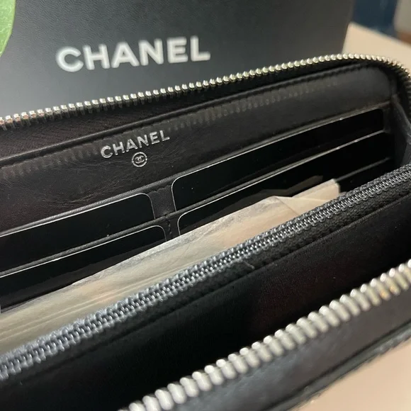 Chanel Timeless/Classique black patent leather wallet - Picture 8 of 8
